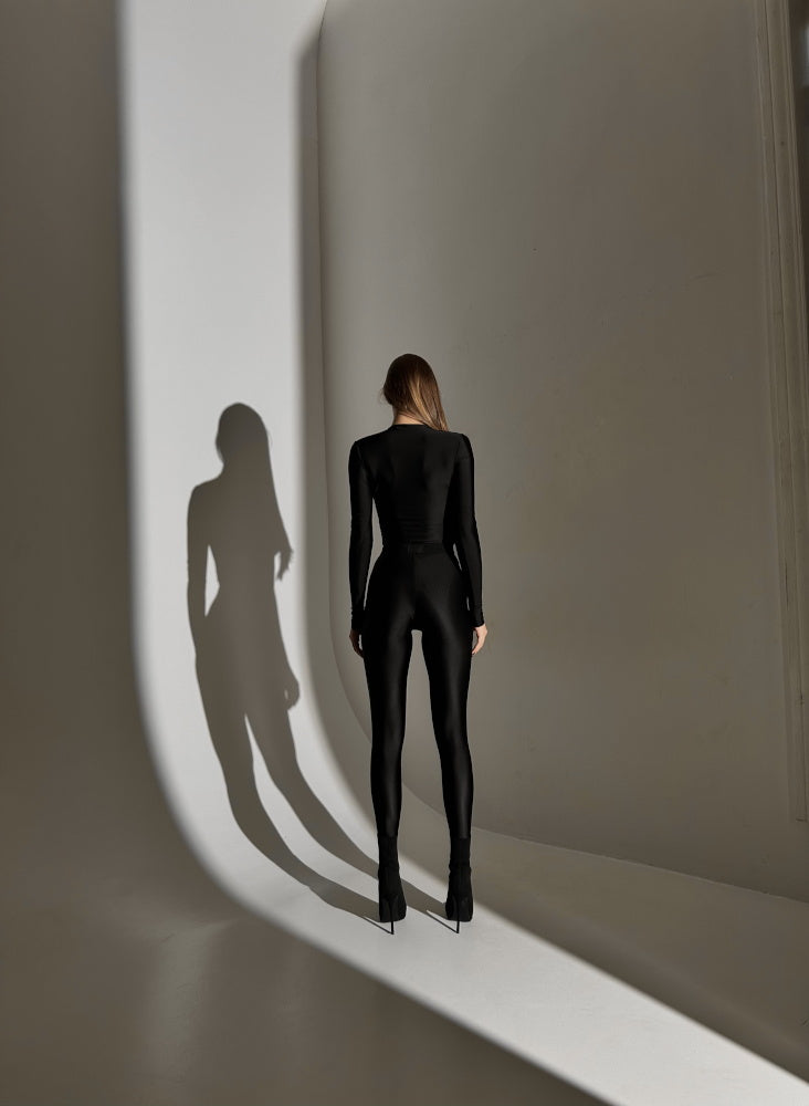 Жіночий утягуючий лонгслів Space Black з подовженими рукавами, чорного кольору, облягаючий фасон, для спорту та повсякденного носіння.